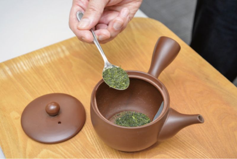 急須に茶葉を入れる