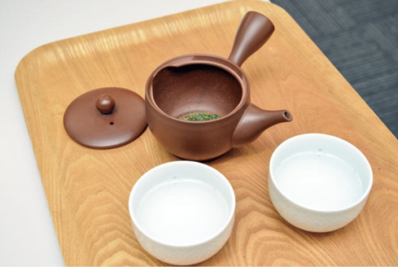 お湯を湯飲みに入れて冷ます