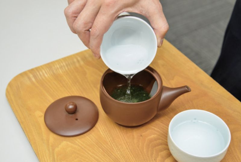 急須にお湯を入れる