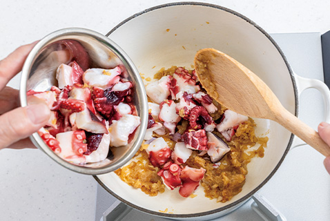 2　玉ねぎに火が通ったらタコと白ワインを加え、アルコールが飛んだら黒オリーブと赤唐辛子を加えてさらに炒める。