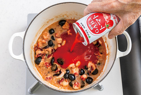 3　2に『健康GABA（ギャバ）トマト』、水、コンソメを加え、弱火で約40分煮込む（途中で水分が少なくなった場合は、水を足して調整）。