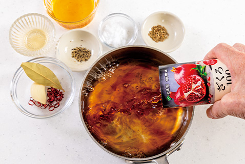 2　鍋に『ざくろ100』などピクルス液の材料をすべて入れ、沸騰させたら火を止めて冷ます。