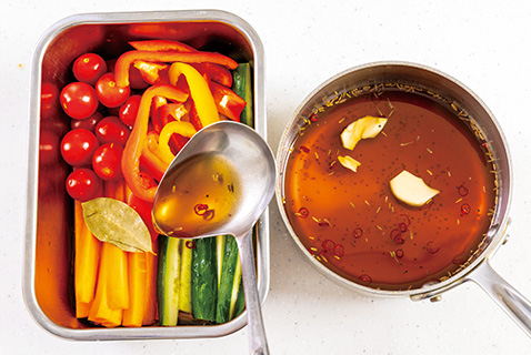 3　②の粗熱が取れたら、ピクルス液と①の野菜を保存容器（または保存袋）に入れて冷蔵庫で1日漬け込む。