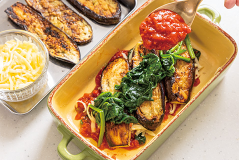 4　オーブン皿の内側にバターを塗り、ほうれん草、③のソース、ピザ用チーズ、なすの順に計2回重ね、一番上にピザ用チーズをのせる。