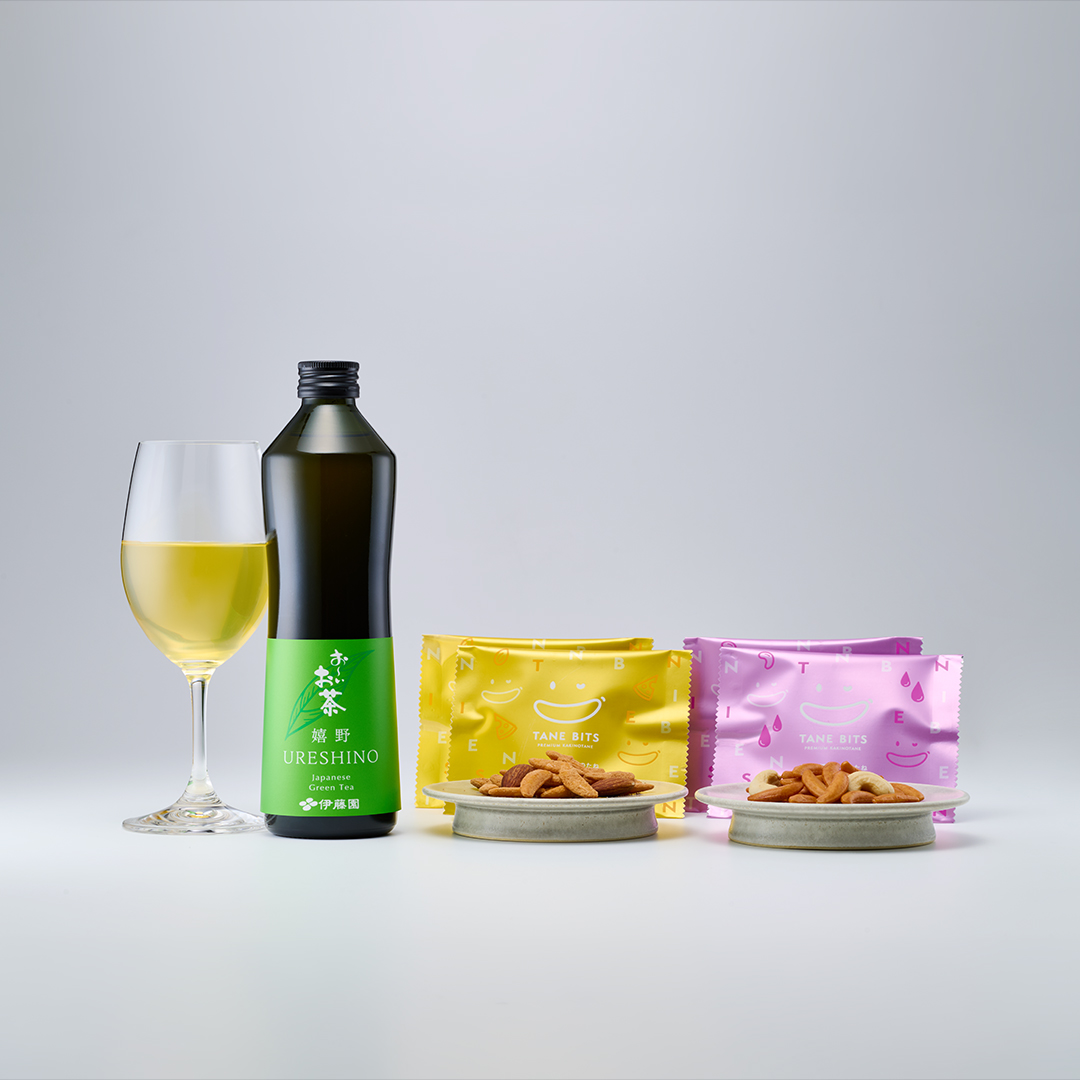 瓶 お~いお茶「URESHINO」と亀田の柿の種プレミアム「TANEBITS」(正面)