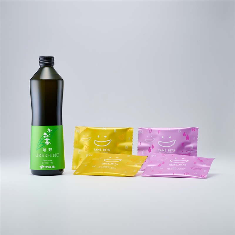瓶 お~いお茶「URESHINO」と亀田の柿の種プレミアム「TANEBITS」(正面)